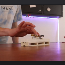 将图片加载到图库查看器,White Marble Ledge