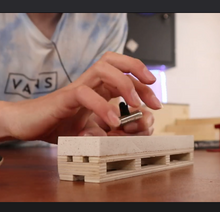 将图片加载到图库查看器,White Marble Ledge